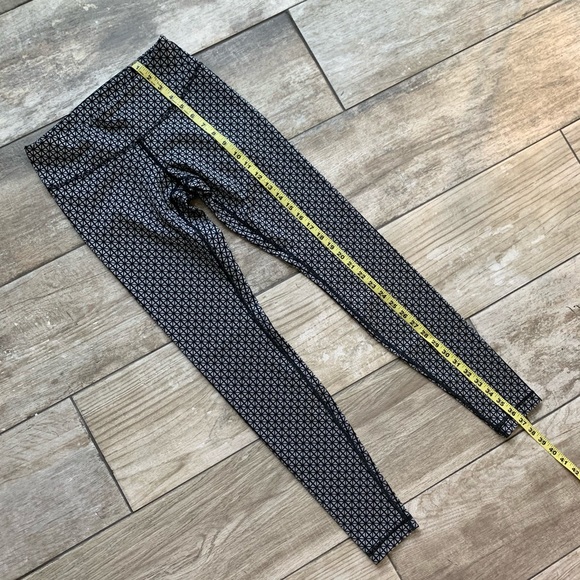 Lululemon • Black & Gray Wunder Under Leggings • 4 - Picture 6 of 16
